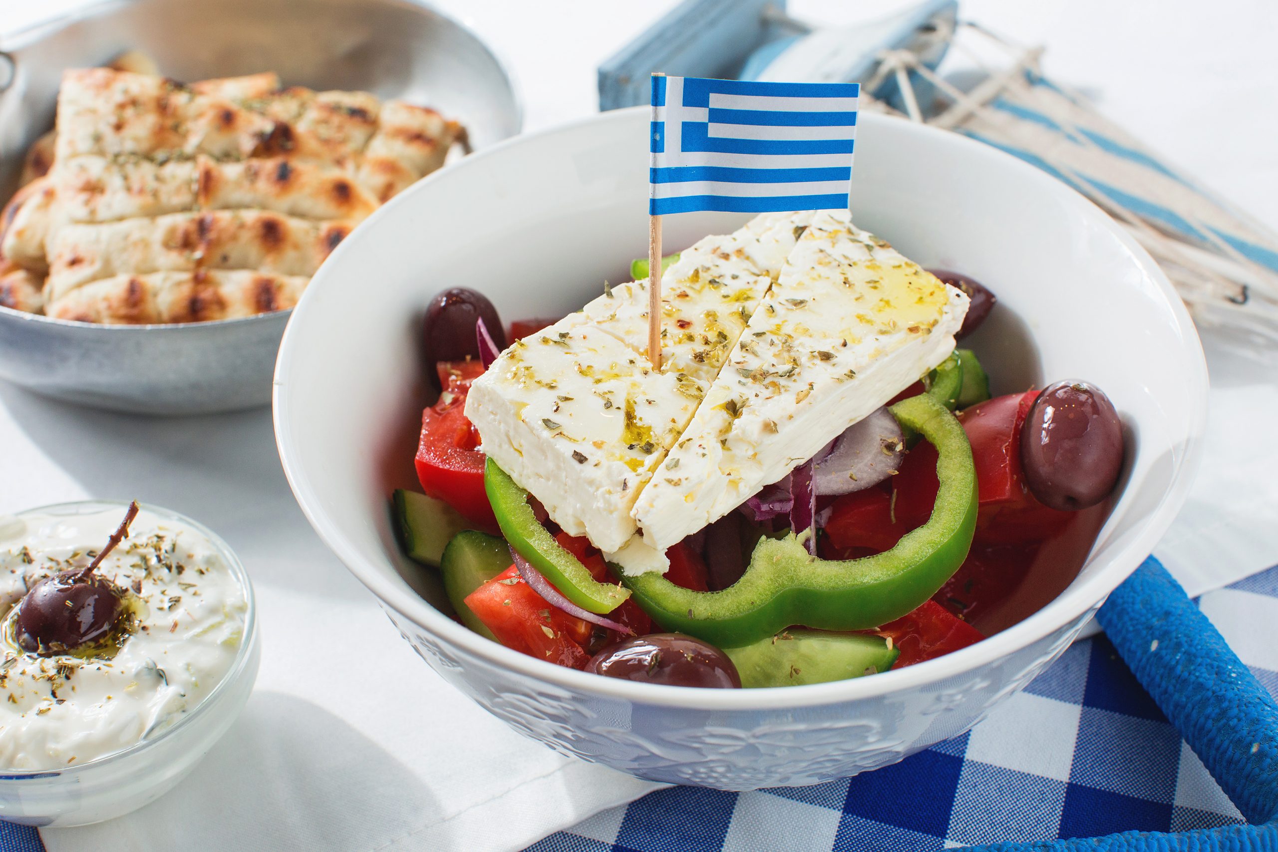 Сувлаки ресторан. Пита и сувлаки. Пита сувлаки ресторан. Греческий салат в пите. Греческий салат пита сувлаки.